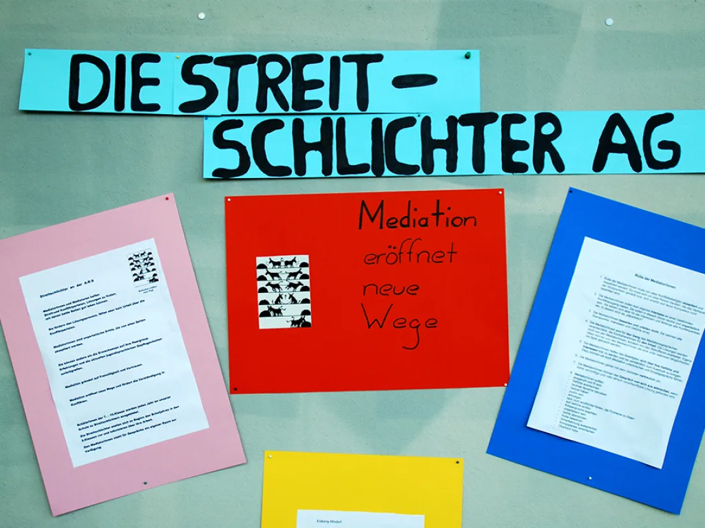 Ein Plakat der Streitschlichter-AG mit der Aufschrift „Mediation eröffnet neue Wege“.